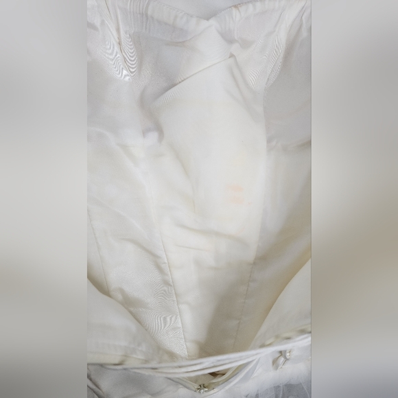 Elegant Ivory Lace/Zipper Multi Layered Wedding Dress - Picture 13 of 16